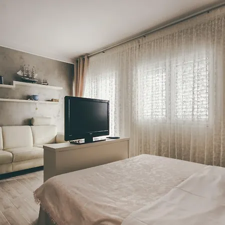 Deluxe Garden Apartment *