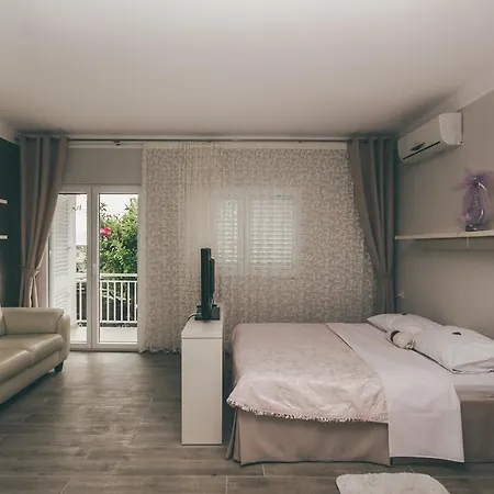 Deluxe Garden Apartment *